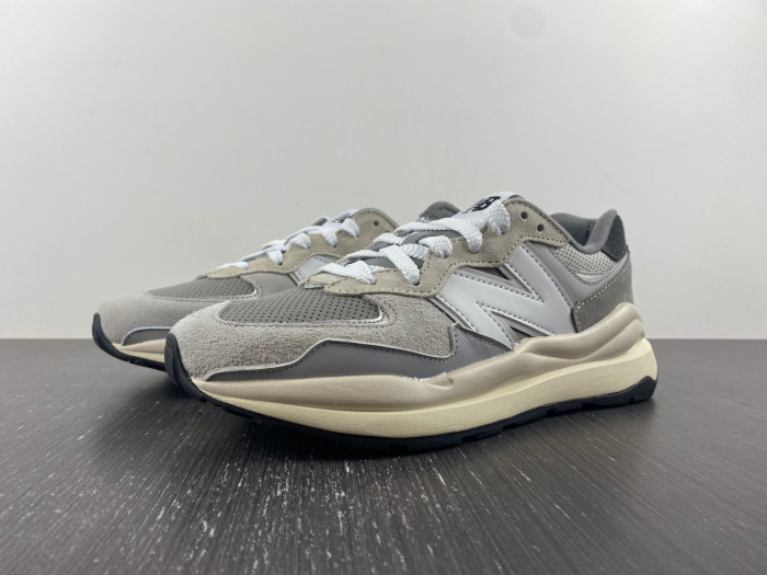new Ba1an*e 57/40 grey day m5740ta