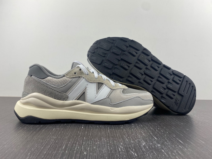 new Ba1an*e 57/40 grey day m5740ta